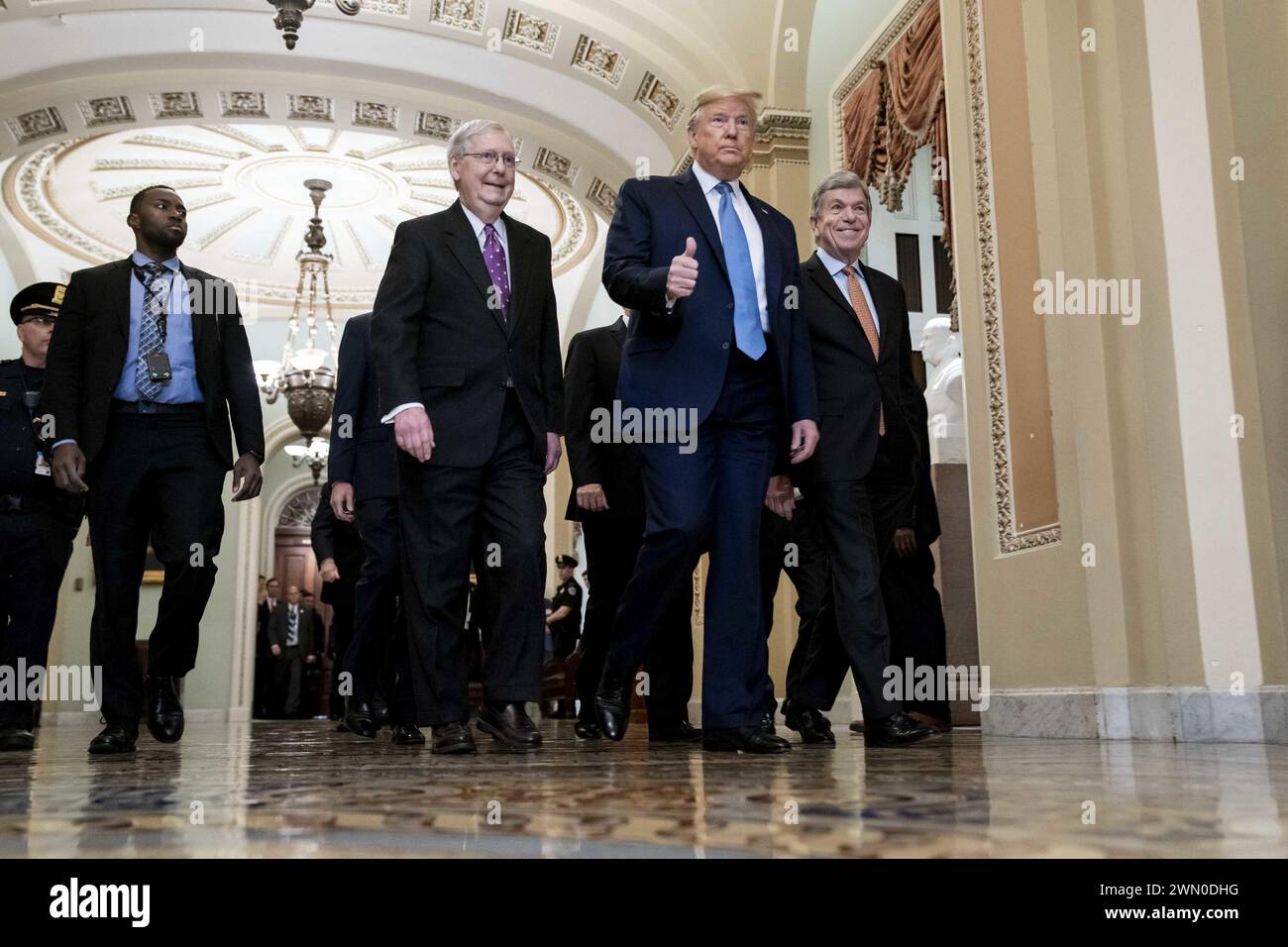 Washington, Vereinigte Staaten Von Amerika. März 2020. Präsident Donald J. Trump und Vizepräsident Mike Pence Walk mit dem Mehrheitsführer im Senat Mitch McConnell, R-Ky., und Senator Roy Blunt, R-Mo., Dienstag, 10. März 2020, nachdem er zum Kapitol der Vereinigten Staaten für ein republikanisches Mittagessen im Senat angekommen war: Präsident Donald Trump, Mitch McConnell Credit: Storms Media Group/Alamy Live News Stockfoto