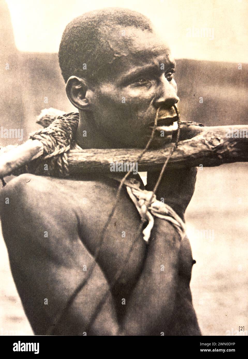 Ein Ausstellungsfoto eines Sklaven mit einem Holzjoch um den Hals und einer Schnur durch die Nase, Sklaverei Museum, Stone Town, Sansibar, Tansania Stockfoto