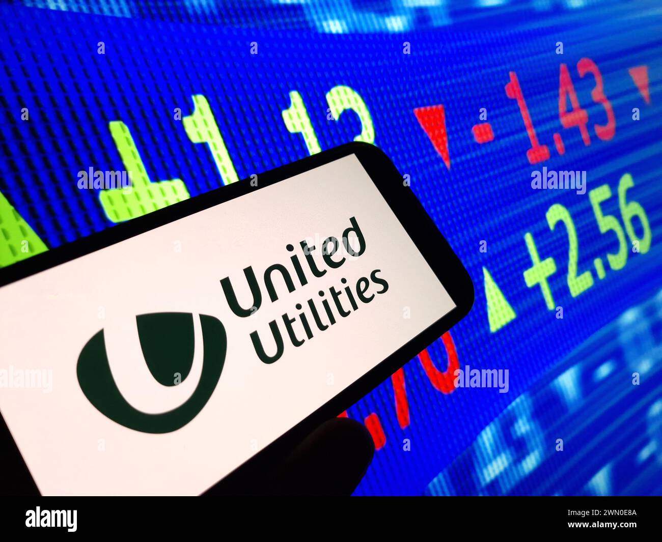 Konskie, Polen – 24. Februar 2024: Logo des Unternehmens United Utilities auf dem Mobiltelefon Stockfoto