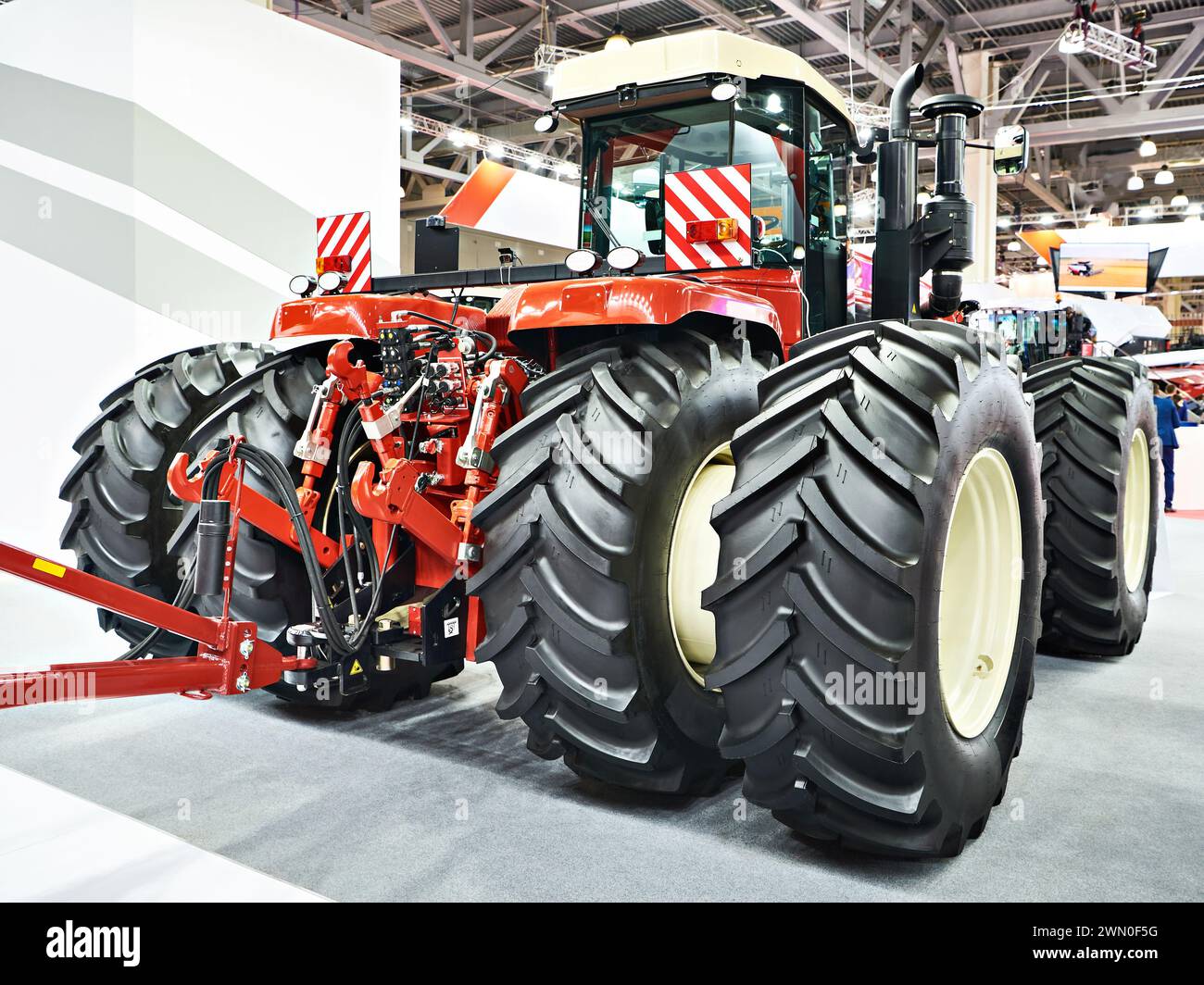 Landwirtschaftlicher Traktor mit Allradantrieb auf der Ausstellung Stockfoto