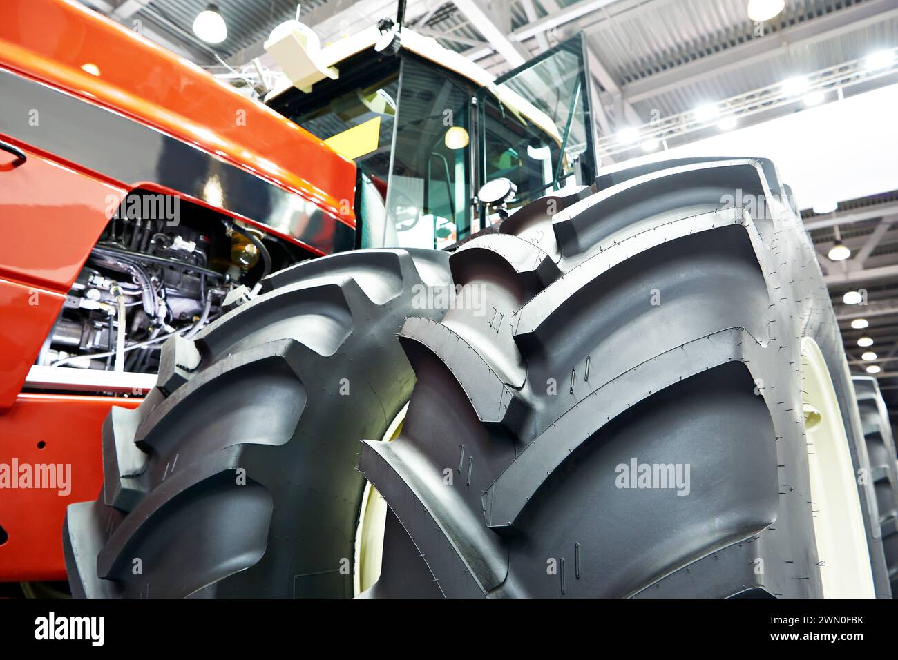 Landwirtschaftlicher Traktor mit Allradantrieb auf der Ausstellung Stockfoto