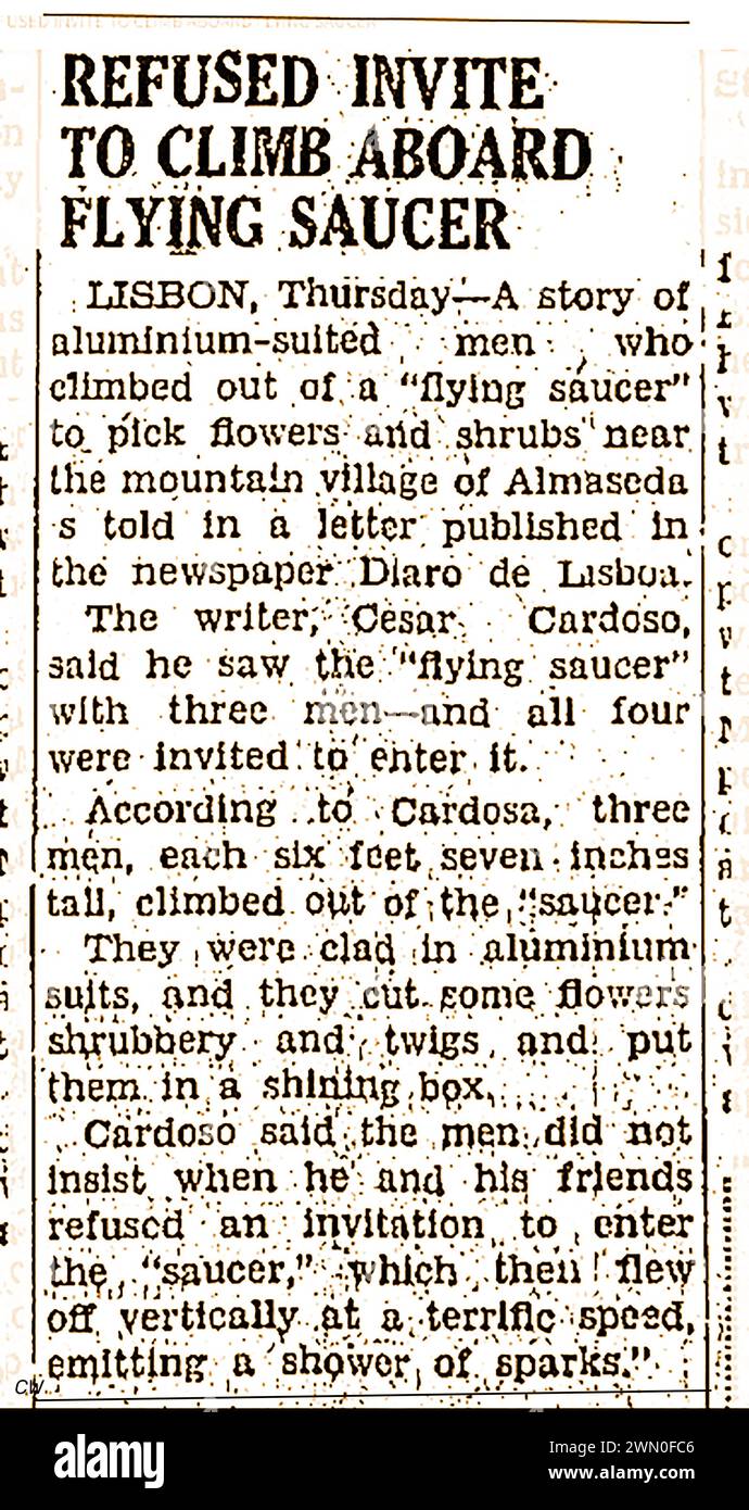 Portugiesischer Nachrichtenausschnitt 20. September 1954 - UFO, Außerirdische laden Almaseda-Bewohner in ein Raumschiff ein. - Clipping de notícias portuguesas 20 de setembro de 1954 - OVNI, Alienígenas convidam Residentes de Almaseda para uma nave espacial. - Stockfoto