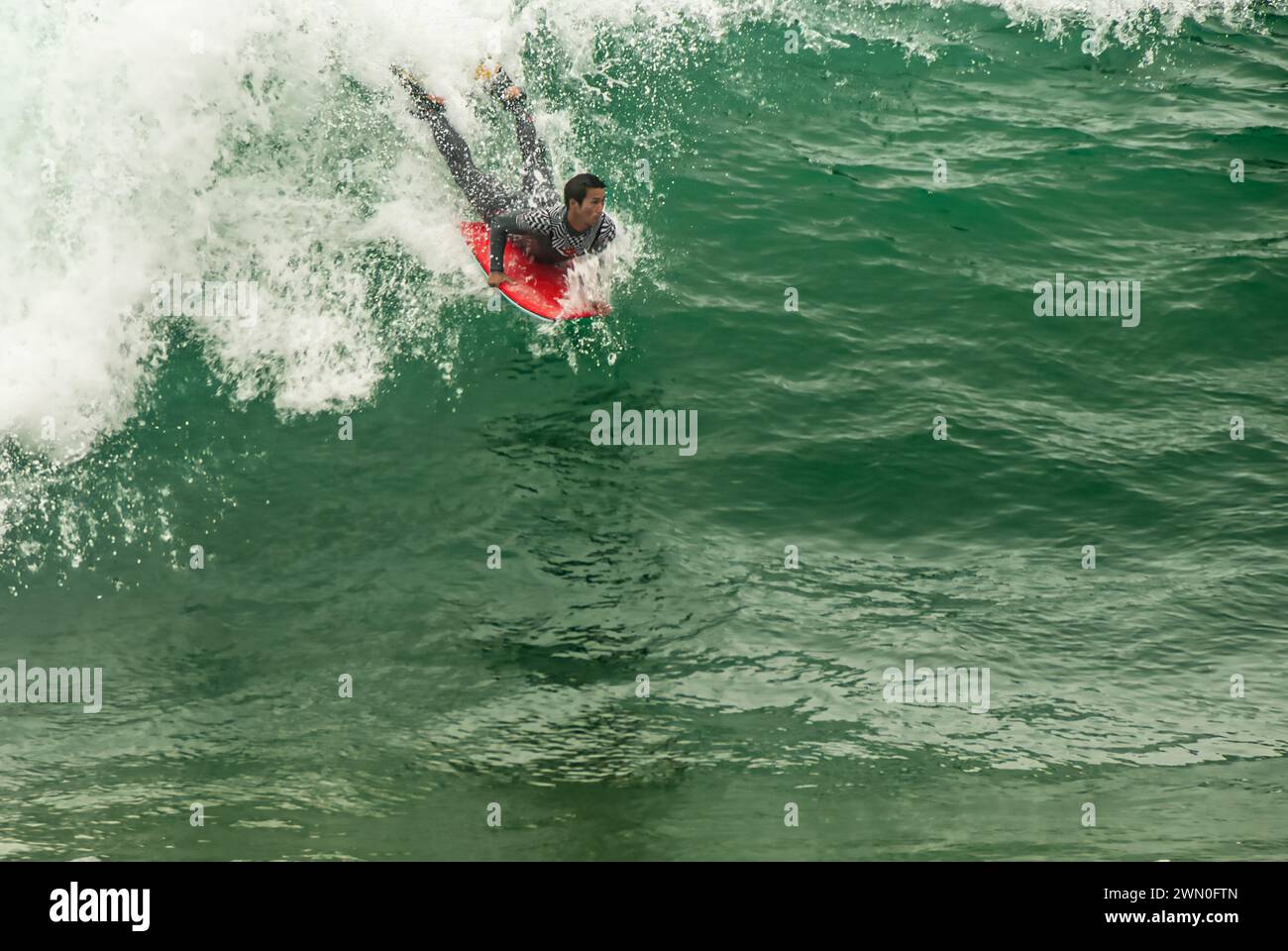 Bodyboarder stürzt in eine riesige Welle im Wedge auf Balboa Island in Newport Beach, Kalifornien. (USA) Stockfoto