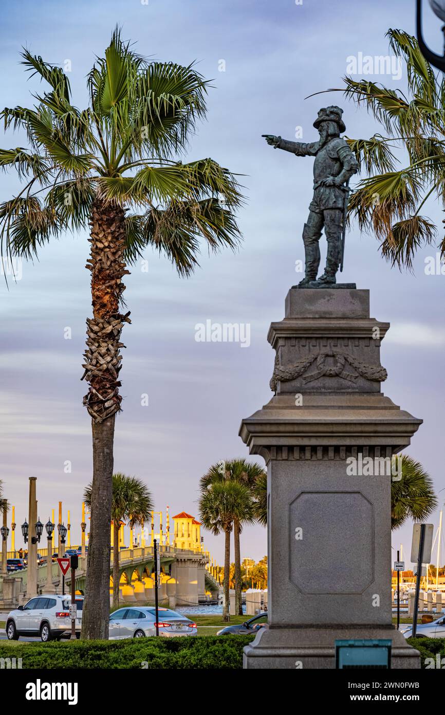 Statue von Juan Ponce de Leon im Ponce de Leon Circle entlang der A1A in der historischen Innenstadt von St. Augustine, Florida, in der Matanzas Bay bei Sonnenuntergang. (USA) Stockfoto