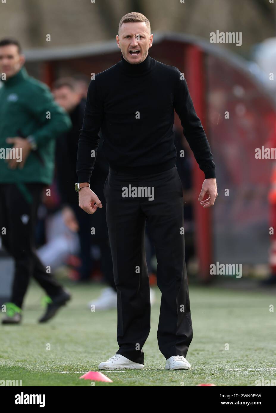 Mailand, Italien. Februar 2024. Ignazio Abate Cheftrainer des AC Milan U19 reagiert beim Spiel der UEFA Youth League im Centro Sportivo Vismara, Mailand. Der Bildnachweis sollte lauten: Jonathan Moscrop/Sportimage Credit: Sportimage Ltd/Alamy Live News Stockfoto