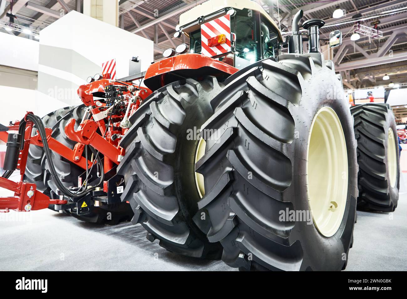 Landwirtschaftlicher Traktor mit Allradantrieb auf der Ausstellung Stockfoto
