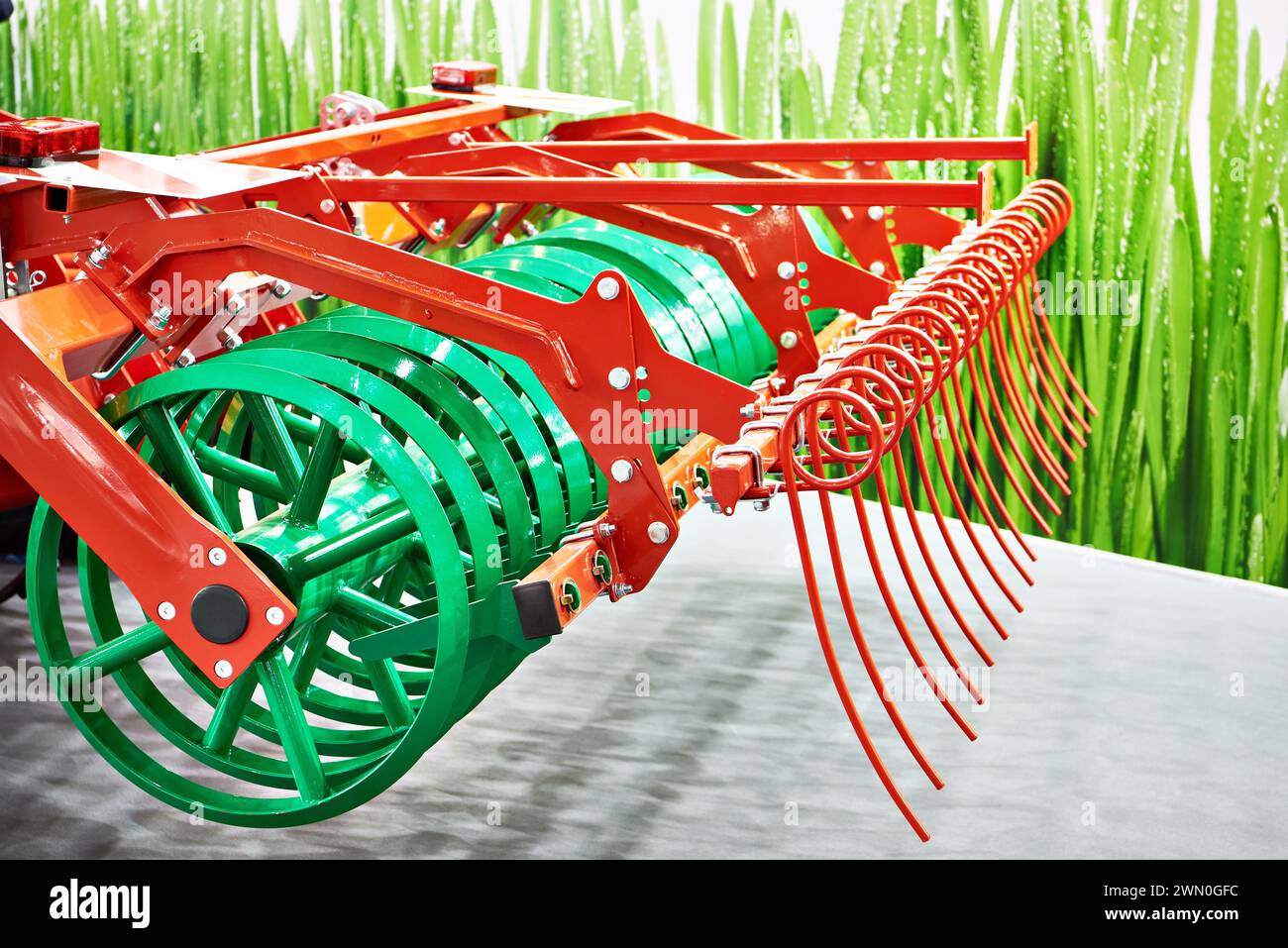 V-Ring-Rolle und Zinkreihen am landwirtschaftlichen Grubber Stockfoto