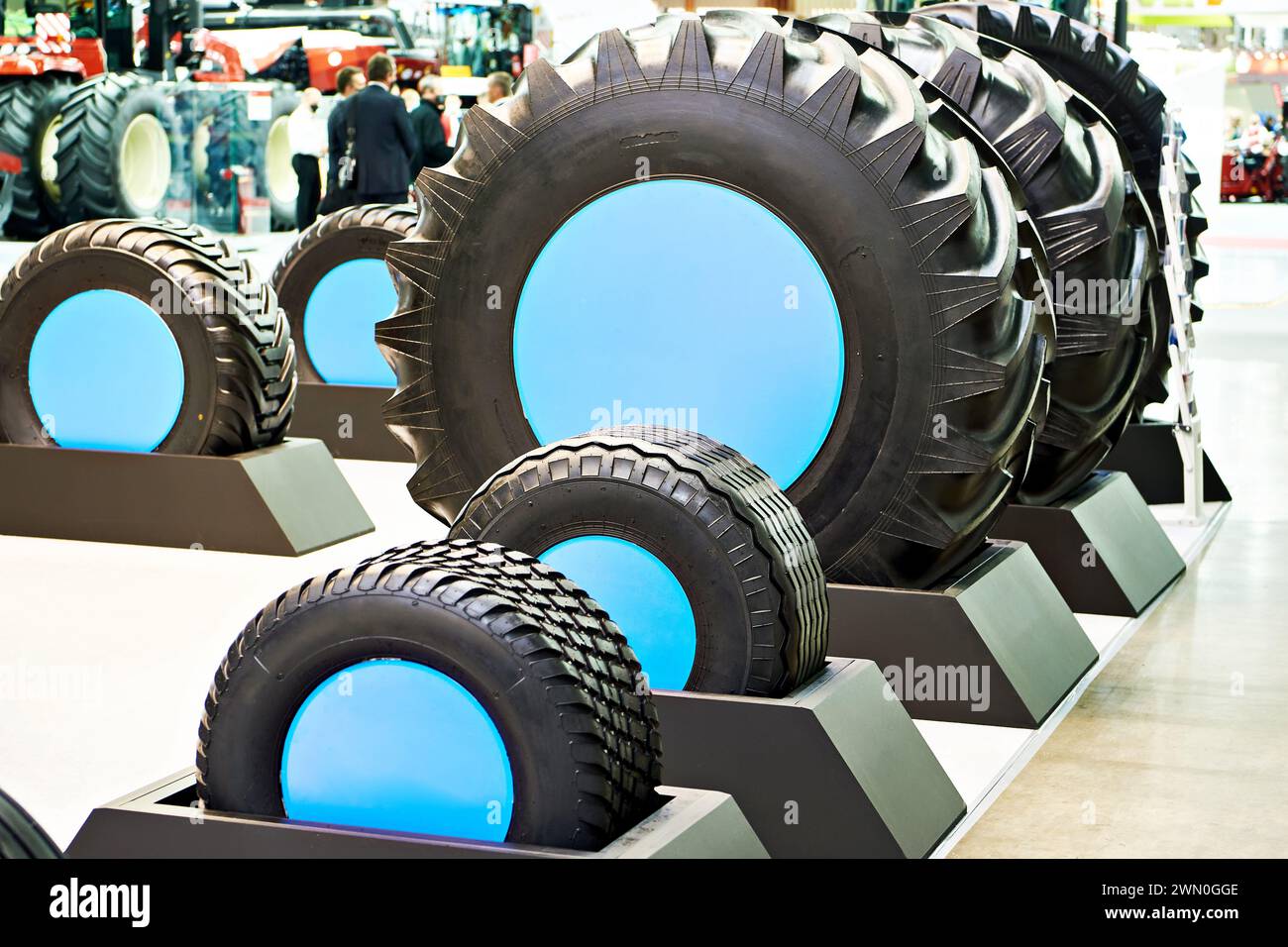 Traktorreifen im Geschäft auf der Ausstellung Stockfoto