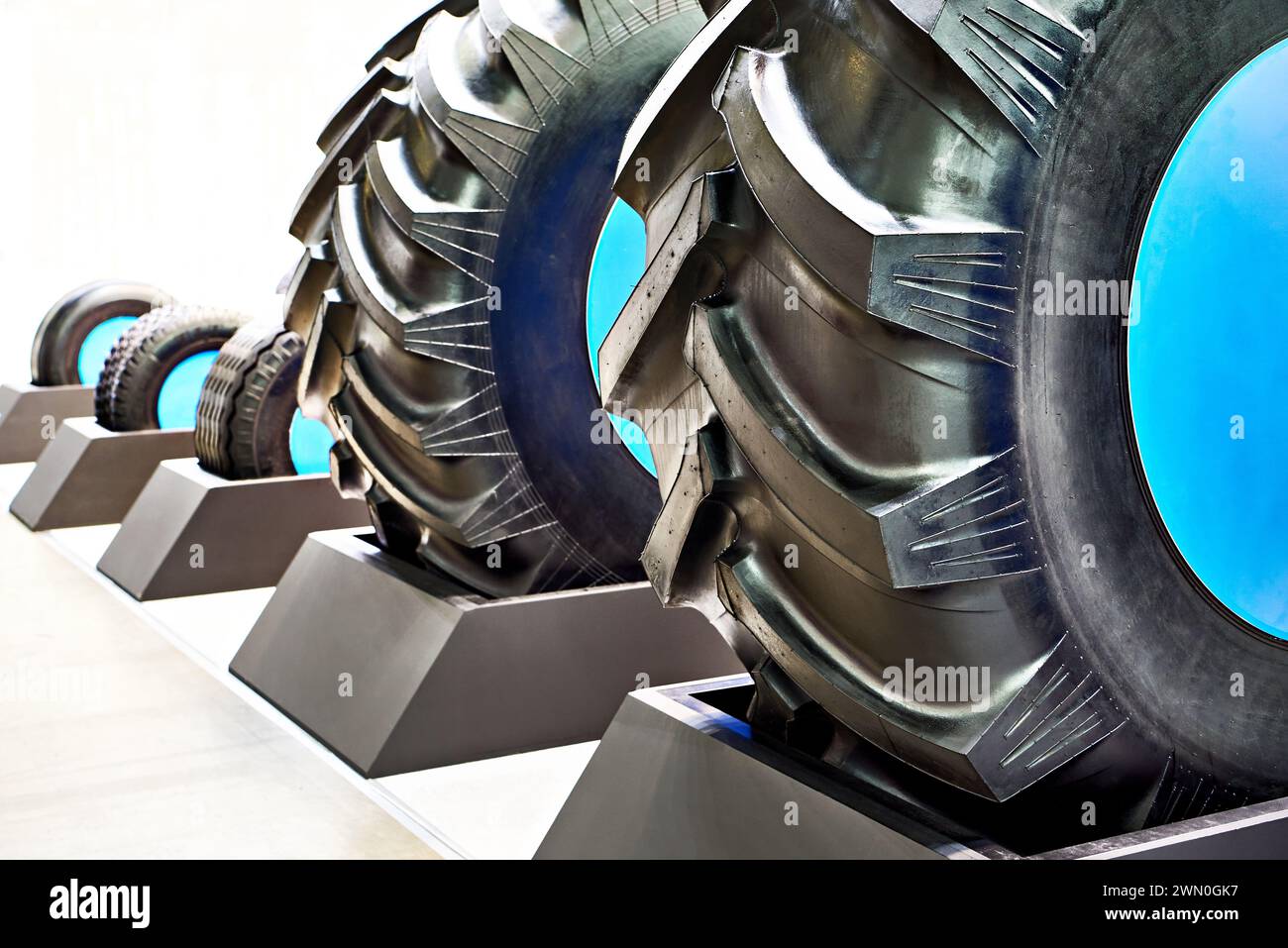 Traktorreifen in der Werkstattausstellung Stockfoto