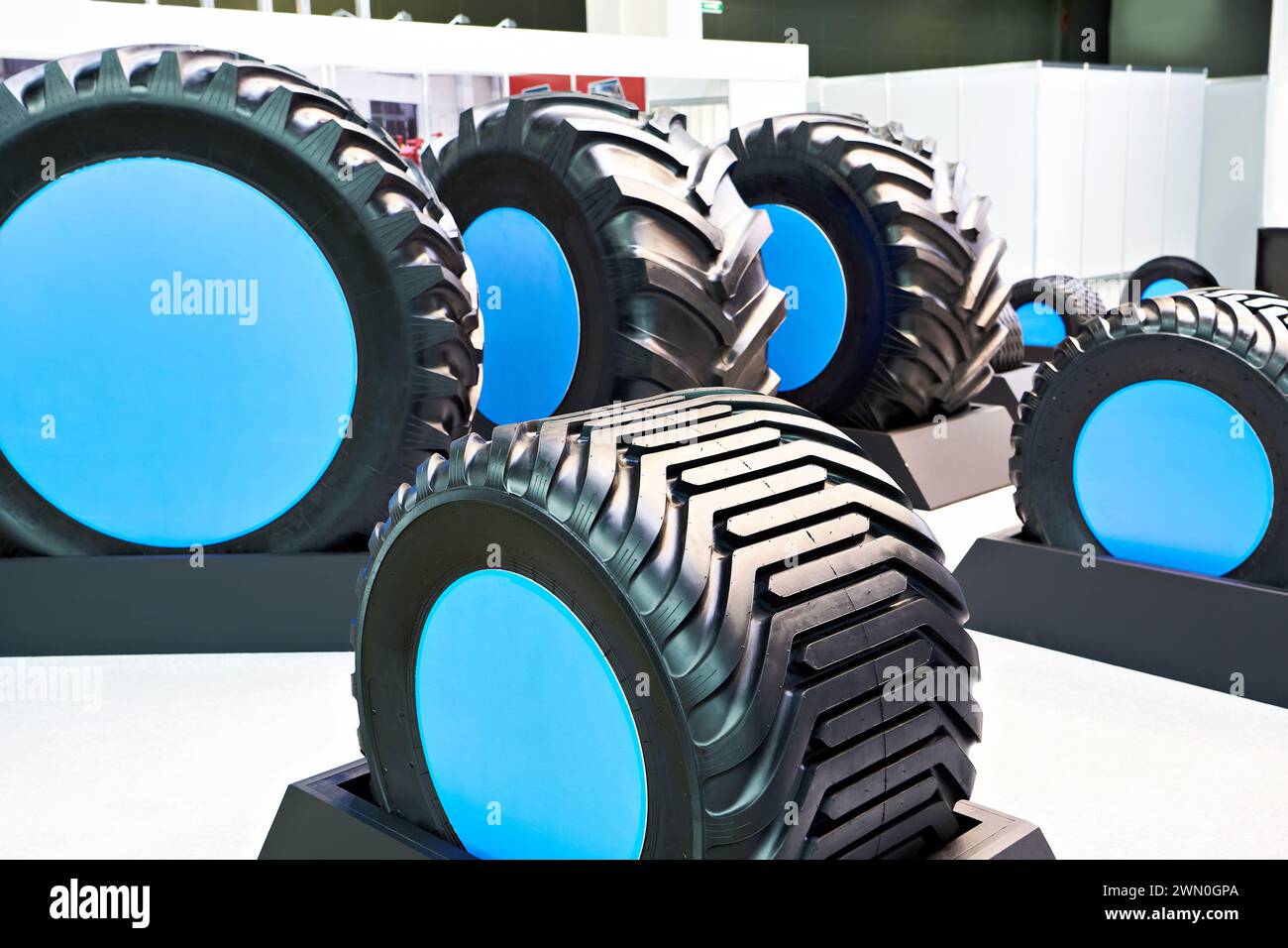 Traktorreifen im Geschäft auf der Ausstellung Stockfoto