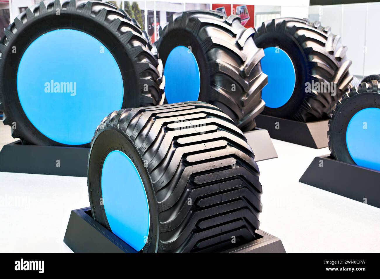 Traktorreifen im Geschäft auf der Ausstellung Stockfoto