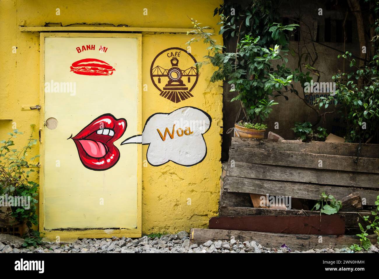 Fassade eines geschlossenen Banh Mi Restaurants in Hanoi's Train Street, Vietnam Stockfoto