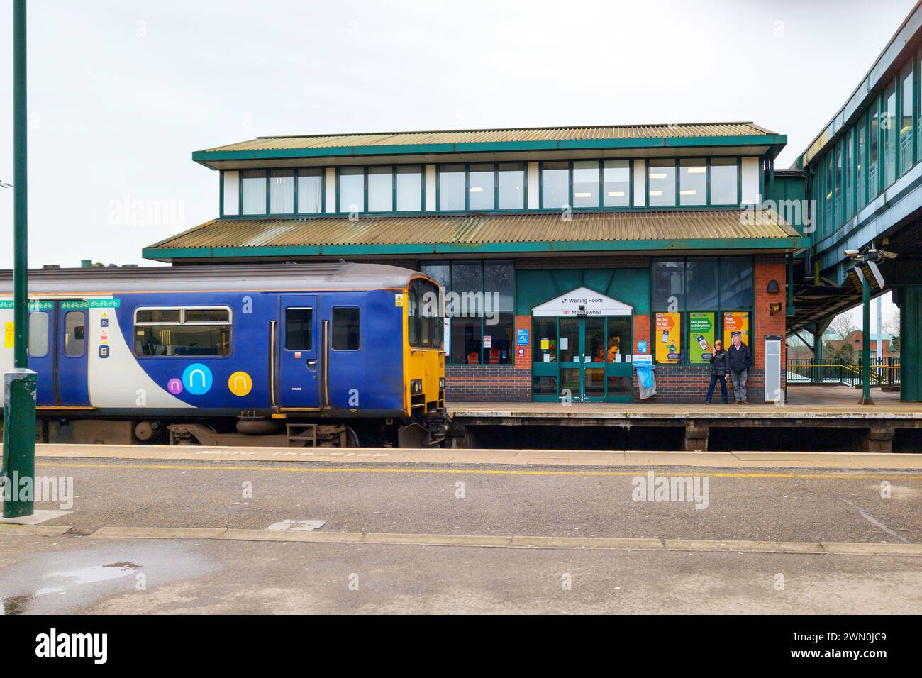 Ein Zug, der am Meadowhall Interchange ankommt Stockfoto