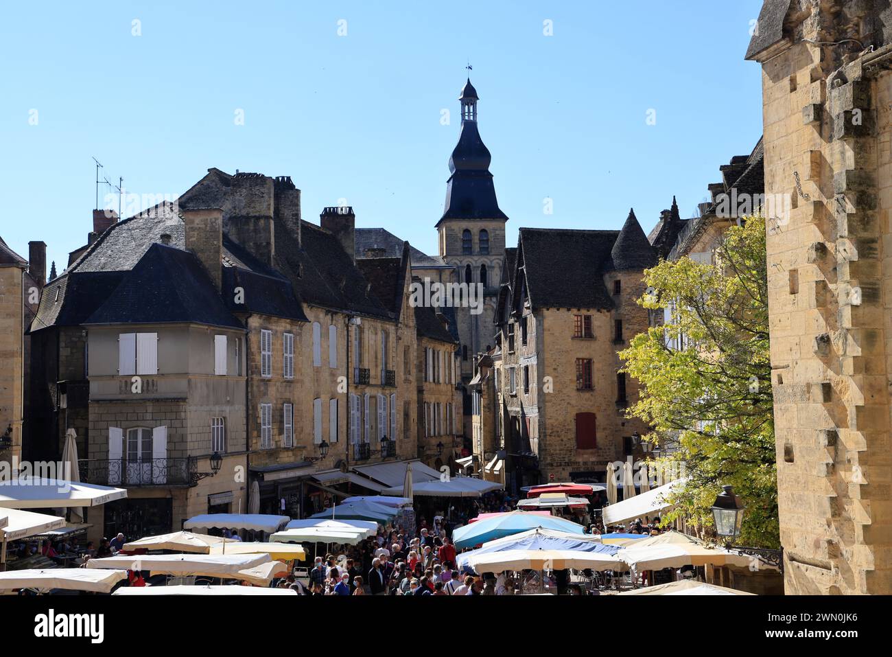 Place de la Liberté Markt in der Altstadt von Sarlat, Hauptstadt von Périgord Noir. Essen, Handel, architektonisches Erbe, Tourismus. Sarlat-la-Canéda, Pér Stockfoto