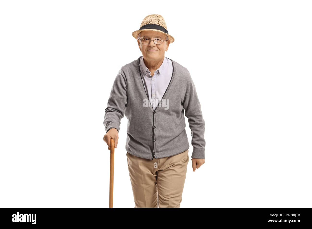 Ein älterer Herr mit einem Stock, der auf weißem Hintergrund läuft und lächelt Stockfoto