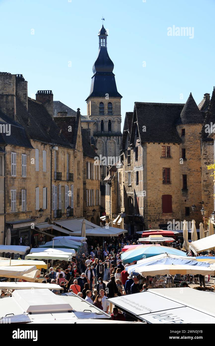 Place de la Liberté Markt in der Altstadt von Sarlat, Hauptstadt von Périgord Noir. Essen, Handel, architektonisches Erbe, Tourismus. Sarlat-la-Canéda, Pér Stockfoto