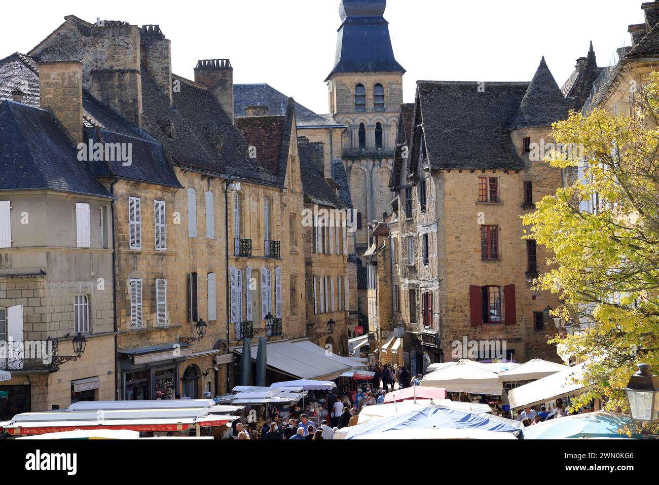 Place de la Liberté Markt in der Altstadt von Sarlat, Hauptstadt von Périgord Noir. Essen, Handel, architektonisches Erbe, Tourismus. Sarlat-la-Canéda, Pér Stockfoto