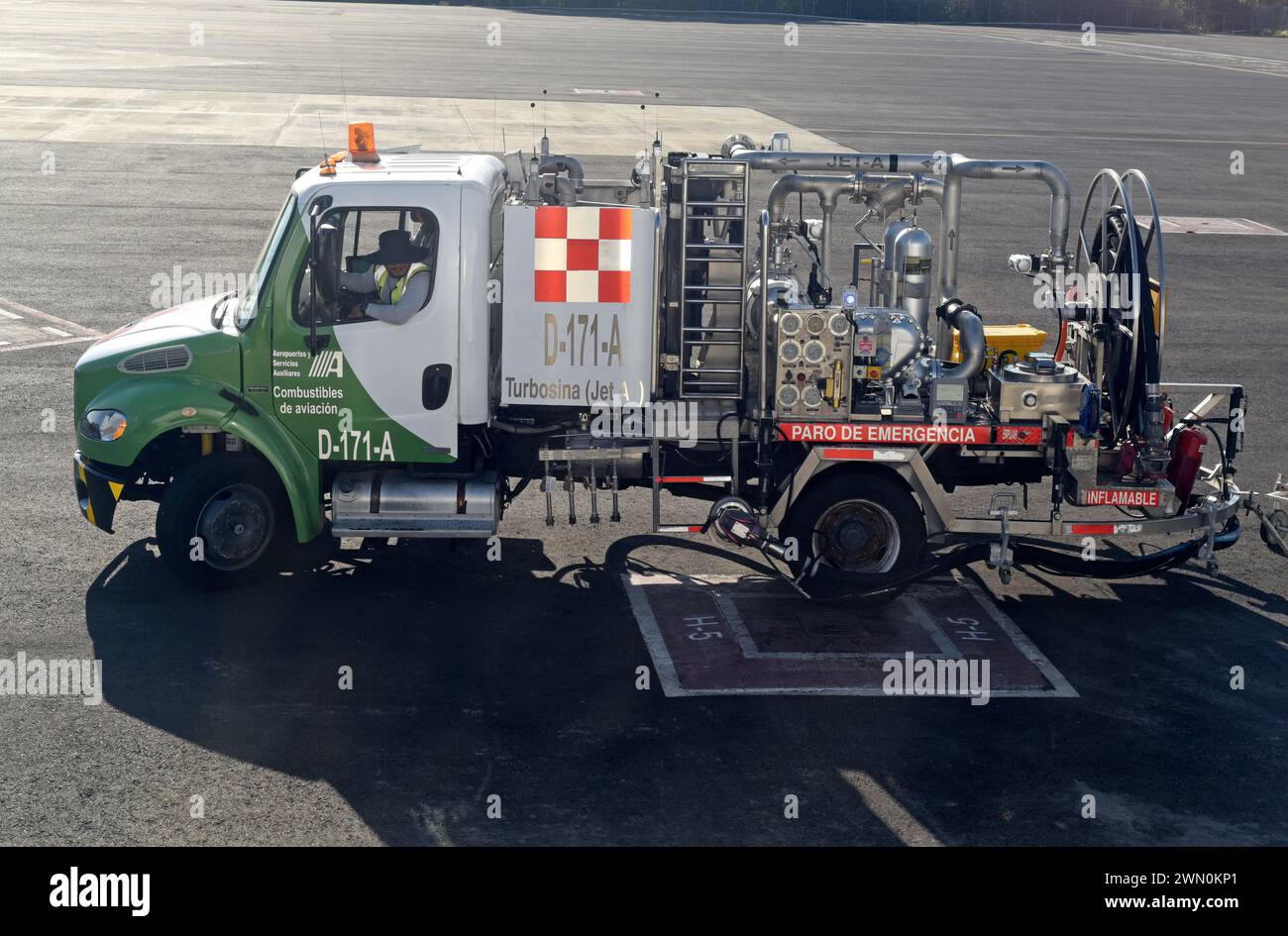 Truck mit Jet-Betankung auf der Landebahn am internationalen Flughafen Bahias de HUATULCO (HUX) in Huatulco, Mexiko Stockfoto