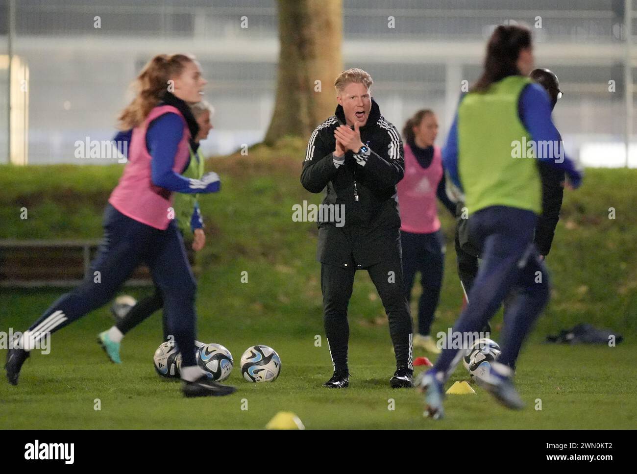 Norderstedt, Deutschland. Februar 2024. Cheftrainer Marwin Bolz leitet das Training im Sportzentrum Paul Hauenschild des Hamburger SV. Nach dem Aufstieg in die zweite Liga schaffte es die Frauenfußballmannschaft des Hamburger SV bis in die erste Liga. Der Verein hat nun die Chance, Hamburg wieder als Frauenfußballstadt zu etablieren. Hinweis: Marcus Brandt/dpa - WICHTIGER HINWEIS: Gemäß den Vorschriften der DFL Deutschen Fußball-Liga und des DFB Deutschen Fußball-Bundes ist es verboten, in den STA/dpa/Alamy Live News aufgenommene Fotos zu verwenden oder zu verwenden Stockfoto