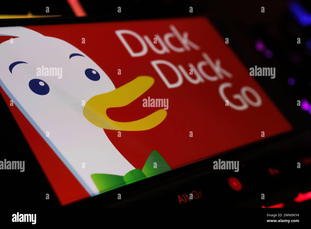 Viersen, Deutschland - 9. Januar. 2024: Smartphone-Bildschirm mit Ente Go Anonymous Darknet-Suchmaschine auf Computertastatur Stockfoto