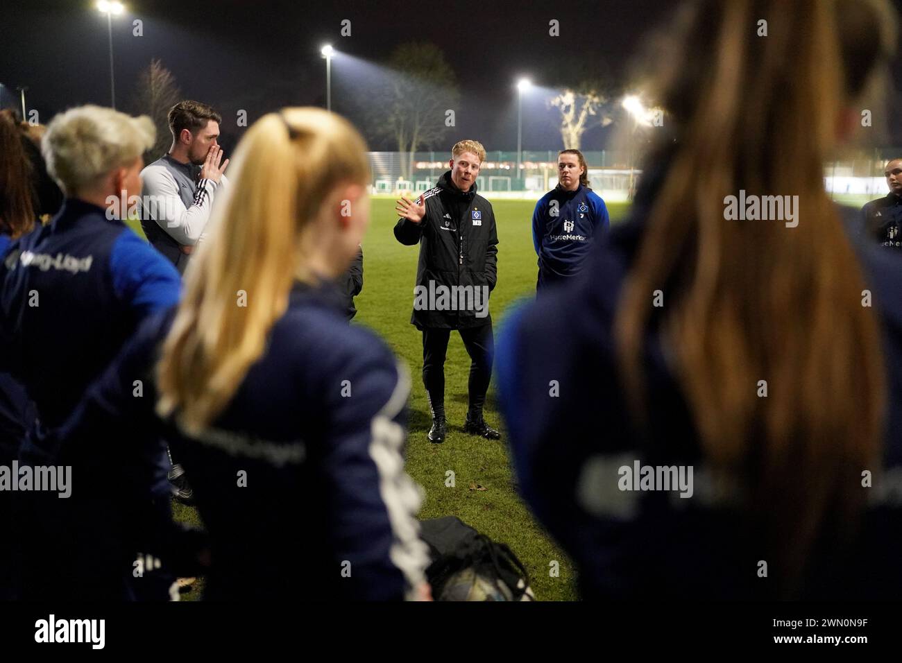 Norderstedt, Deutschland. Februar 2024. Cheftrainer Marwin Bolz (M) leitet das Training in der Sportanlage Paul Hauenschild des Hamburger SV. Nach dem Aufstieg in die zweite Liga schaffte es die Hamburger SV Frauenfußballmannschaft in die oberste Liga. Der Verein hat nun die Chance, Hamburg wieder als Frauenfußballstadt zu etablieren. Hinweis: Marcus Brandt/dpa - WICHTIGER HINWEIS: Gemäß den Vorschriften der DFL Deutschen Fußball-Liga und des DFB Deutschen Fußball-Bundes ist es verboten, im Stadion und/oder o/dpa/Alamy Live News aufgenommene Fotografien zu verwenden oder zu verwenden Stockfoto