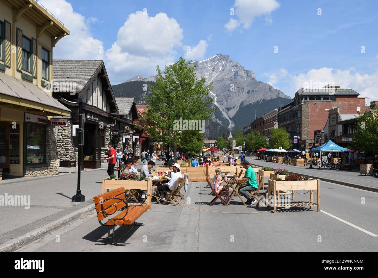 Blick auf die Banff Avenue in Richtung Cascade Mountain in den Kanadischen Rockies, Alberta. Stockfoto