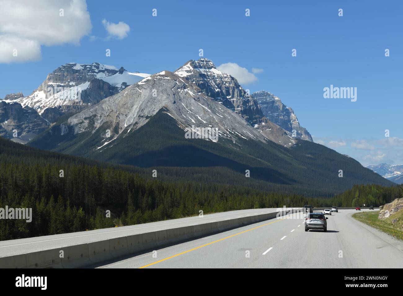 Sie fahren auf dem Trans Canada Highway in Richtung Westen mit den Cathedral Crags in den Kanadischen Rocky Mountains Stockfoto