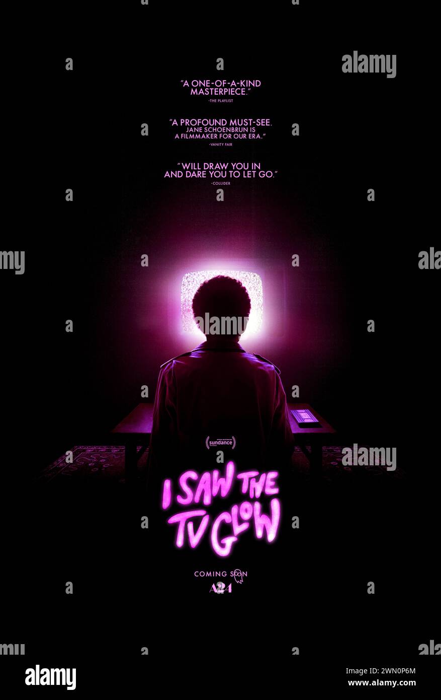I sah The TV Glow (2024) von Jane Schoenbrun mit Justice Smith, Brigette Lundy-Paine und Ian Foreman. Zwei Teenager verbinden sich wegen ihrer Liebe zu einer übernatürlichen TV-Show, aber sie wird auf mysteriöse Weise abgesagt. Poster FÜR US-Teaser ***NUR FÜR REDAKTIONELLE ZWECKE***. Quelle: BFA / A24 Stockfoto