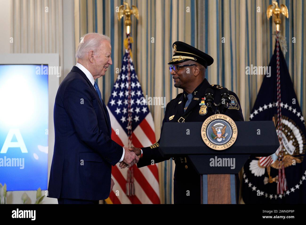 Washington, USA. Februar 2024. US-Präsident Joe Biden begrüßt Detroit Polizeichef James White, bevor er am 28. Februar 2024 im State Dining Room des Weißen Hauses in Washington eine Rede über seine Aktionen zur Kriminalitätsbekämpfung hält. Foto: Yuri Gripas/Pool/SIPA USA Credit: SIPA USA/Alamy Live News Stockfoto