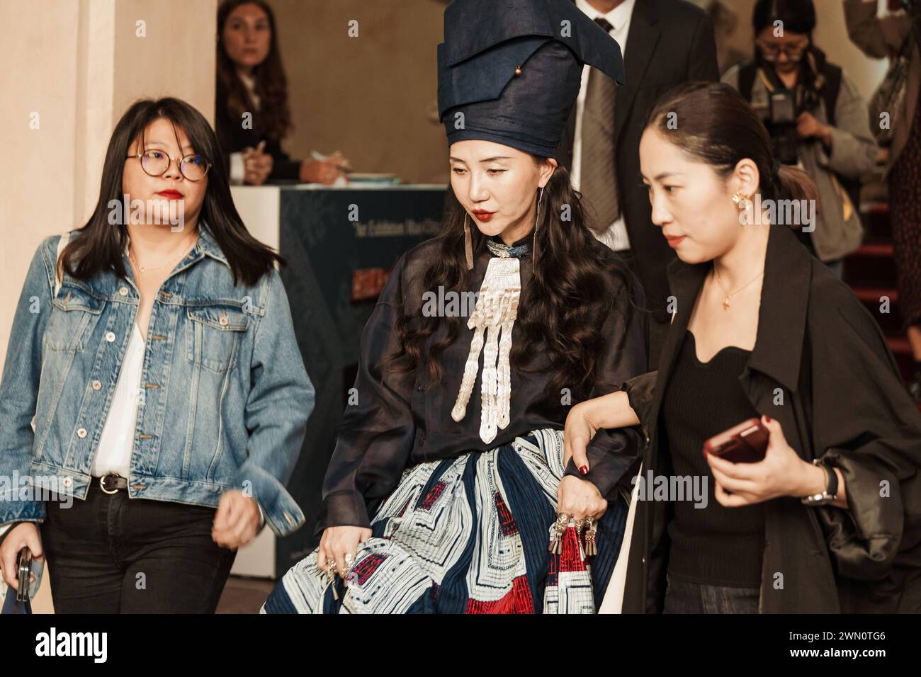Chinesische Sängerin, Ein Duo außerhalb VON HUI, während der Mailänder Fashion Week Damenbekleidung Frühjahr/Sommer 2024. Stockfoto