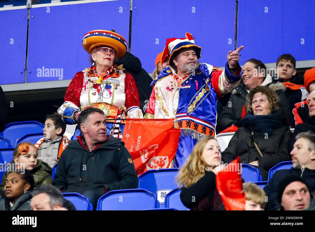 Heerenveen, Niederlande. Februar 2024. HEERENVEEN, NIEDERLANDE - 28. FEBRUAR: Fans der Niederlande in Kostümen vor der UEFA Women's Nations League - drittes Spiel zwischen den Niederlanden und Deutschland im Abe Lenstra Stadion am 28. Februar 2024 in Heerenveen, Niederlande. (Foto: Pieter van der Woude/Orange Pictures) Credit: Orange Pics BV/Alamy Live News Stockfoto