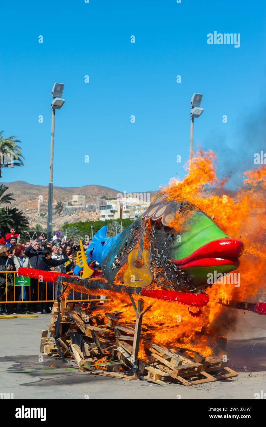 ALMERIA, SPANIEN - 28. FEBRUAR 2024 das Begräbnis der Sardine, das den Karneval in der spanischen Stadt Almeria beendete, wo die Sardine in fr Stockfoto