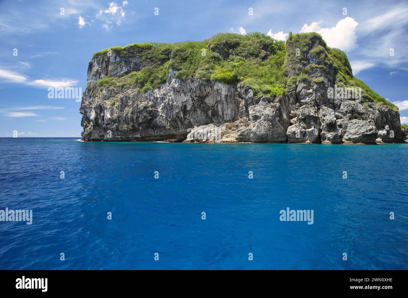 Spanische Treppe am Orote Point, Guam an einem ruhigen Tag mit einem ruhigen blauen Meer in der Sonne. Stockfoto