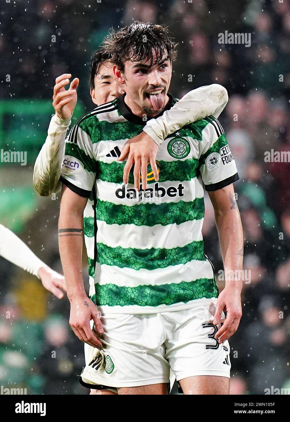 Celtic’s Matt O'Riley feiert das dritte Tor ihrer Mannschaft während des Cinch Premiership Matches im Celtic Park, Glasgow. Bilddatum: Mittwoch, 28. Februar 2024. Stockfoto