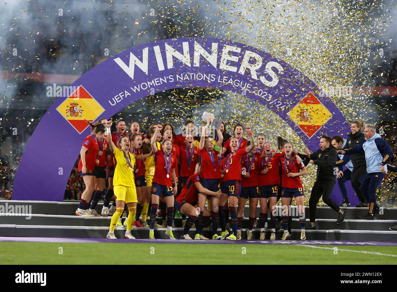 Spanien mit der Trophäe während des Spiels der UEFA Women's Nations League zwischen Spanien und Frankreich, Finale, am 28. Februar 2024 im Olympic de la Cartuja Stadion in Sevilla, Spanien. (Foto: Andres Gongora/PRESSINPHOTO) Credit: PRESSINPHOTO SPORTS AGENCY/Alamy Live News Stockfoto