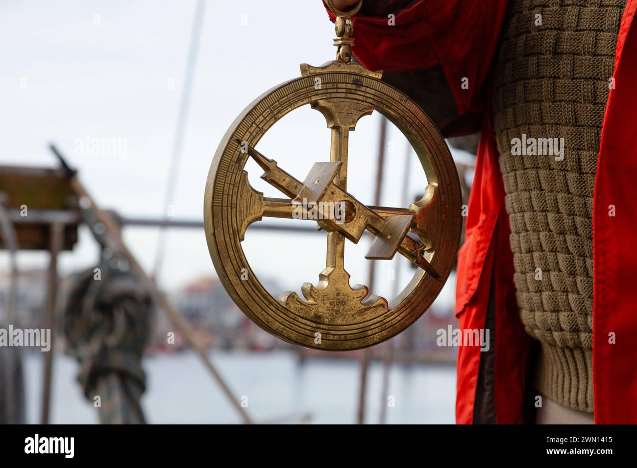 Bronze-Nachbildung eines portugiesischen Astrolabs aus dem 15. Jahrhundert. Instrument für die Seeschifffahrt. Astronomisches Instrument Stockfoto