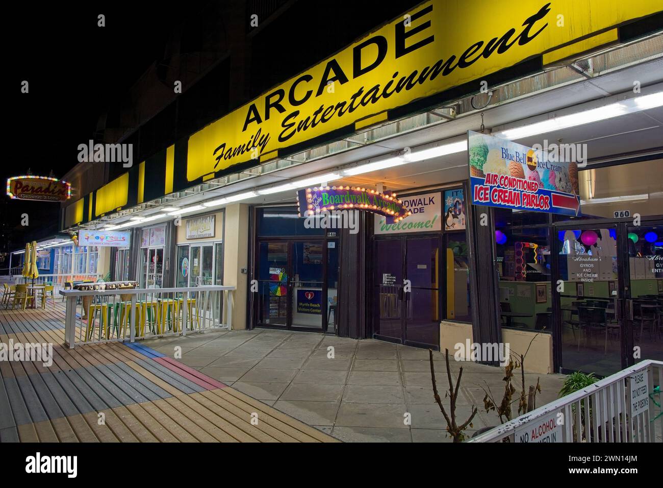 Beleuchtete Arkadenhalle bei Nacht auf der Promenade in Myrtle Beach, South Carolina – 21. Februar 2024 Stockfoto