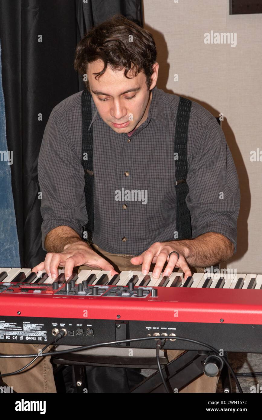 Musiker mit Hosenträgern, die ein rotes Keyboard beim South Texas Irish fest 2024 in McAllen, Hidalgo County, Texas spielen. Stockfoto