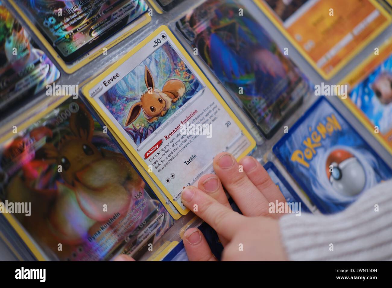 Positives Sammeln von Pokemon Trading Card Spiel, Sammlerkartenspiel für Kinder, Kampf mit Freunden, Lernspiele, Pokemon Fan Culture, Stockfoto