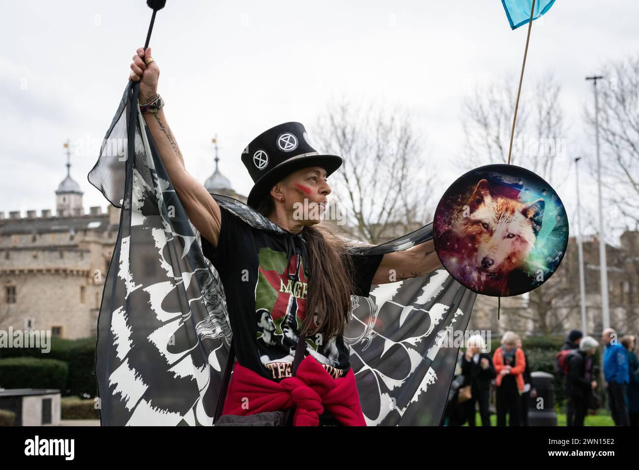 London, Großbritannien. 28. Februar 2024. Klimaaktivisten der Extinction Rebellion (XR) sammeln sich in Tower Hill, bevor sie nach Lloyd's of London für einen Tag des „Insurance Mayhem“ marschieren. Sie versuchen, die Eingänge zum Gebäude zu blockieren, während sie die Industrie auffordern, die Versicherung neuer Projekte für fossile Brennstoffe einzustellen. Die Aktion war Teil einer globalen Woche von „Versichern Sie unsere Zukunft“-Veranstaltungen, in der Hoffnung, die Industrie dazu zu bewegen, mehr gegen den Klimanotstand zu tun. Quelle: Ron Fassbender/Alamy Live News Stockfoto