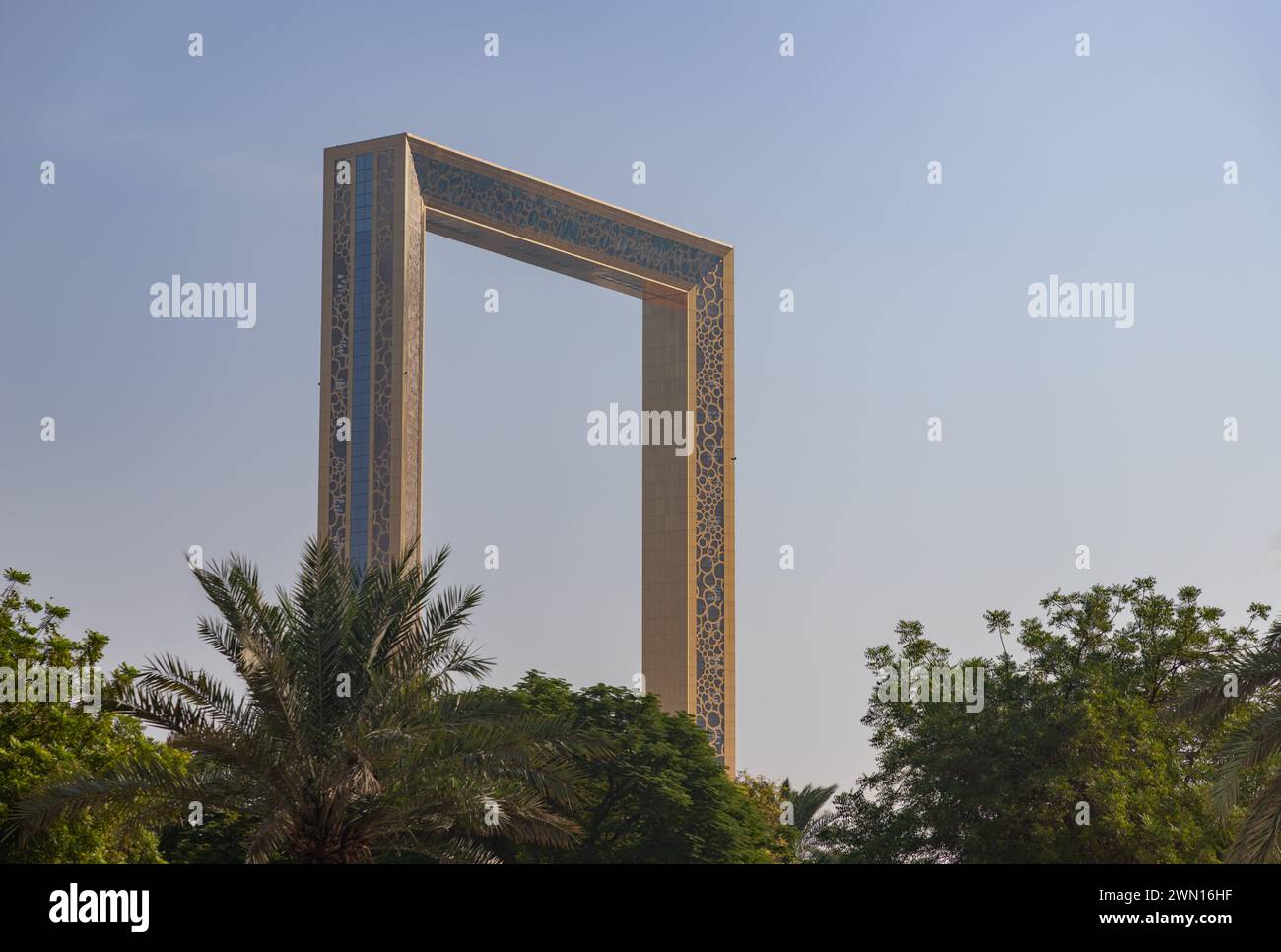 Ein Bild des Dubai Frame über den Bäumen des Zabeel Park. Stockfoto