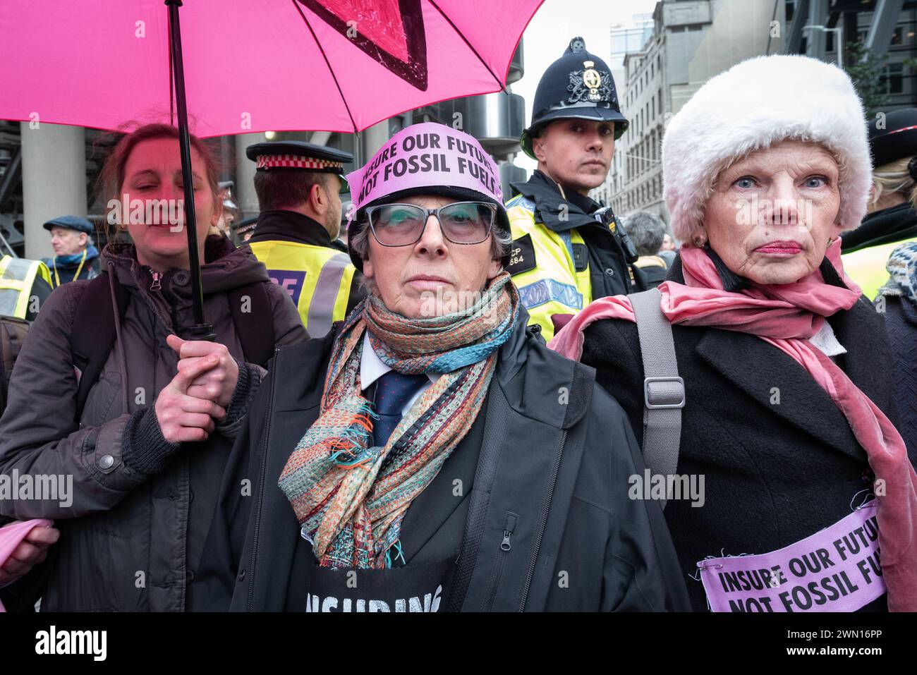 London, Großbritannien. 28. Februar 2024. Klimaaktivisten der Extinction Rebellion (XR) sammeln sich in Tower Hill, bevor sie nach Lloyd's of London für einen Tag des „Insurance Mayhem“ marschieren. Sie versuchen, die Eingänge zum Gebäude zu blockieren, während sie die Industrie auffordern, die Versicherung neuer Projekte für fossile Brennstoffe einzustellen. Die Aktion war Teil einer globalen Woche von „Versichern Sie unsere Zukunft“-Veranstaltungen, in der Hoffnung, die Industrie dazu zu bewegen, mehr gegen den Klimanotstand zu tun. Quelle: Ron Fassbender/Alamy Live News Stockfoto