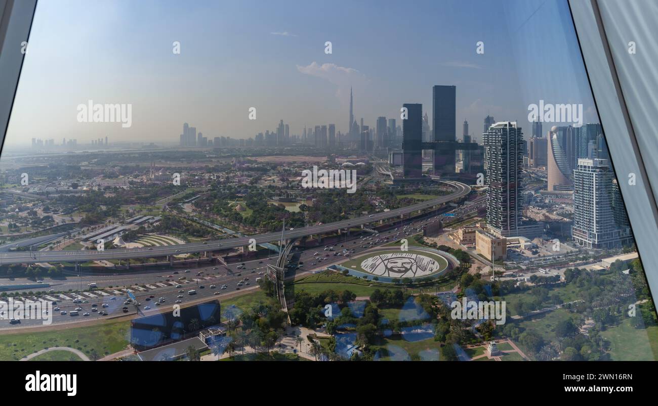 Ein Bild von Dubai vom Dubai Frame aus gesehen. Stockfoto