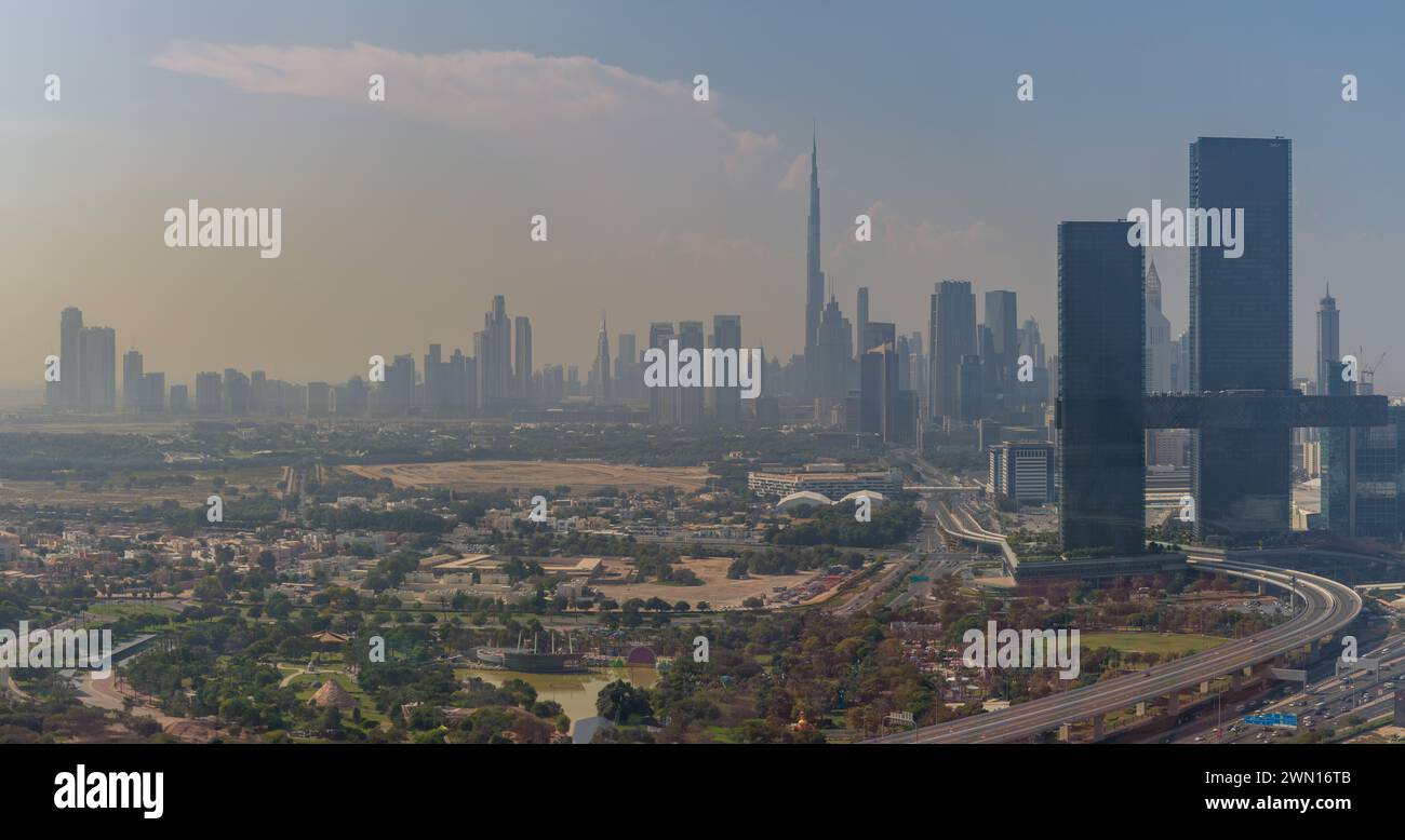 Ein Bild von Dubai vom Dubai Frame aus gesehen, mit dem Burj Khalifa über den umliegenden Gebäuden. Stockfoto