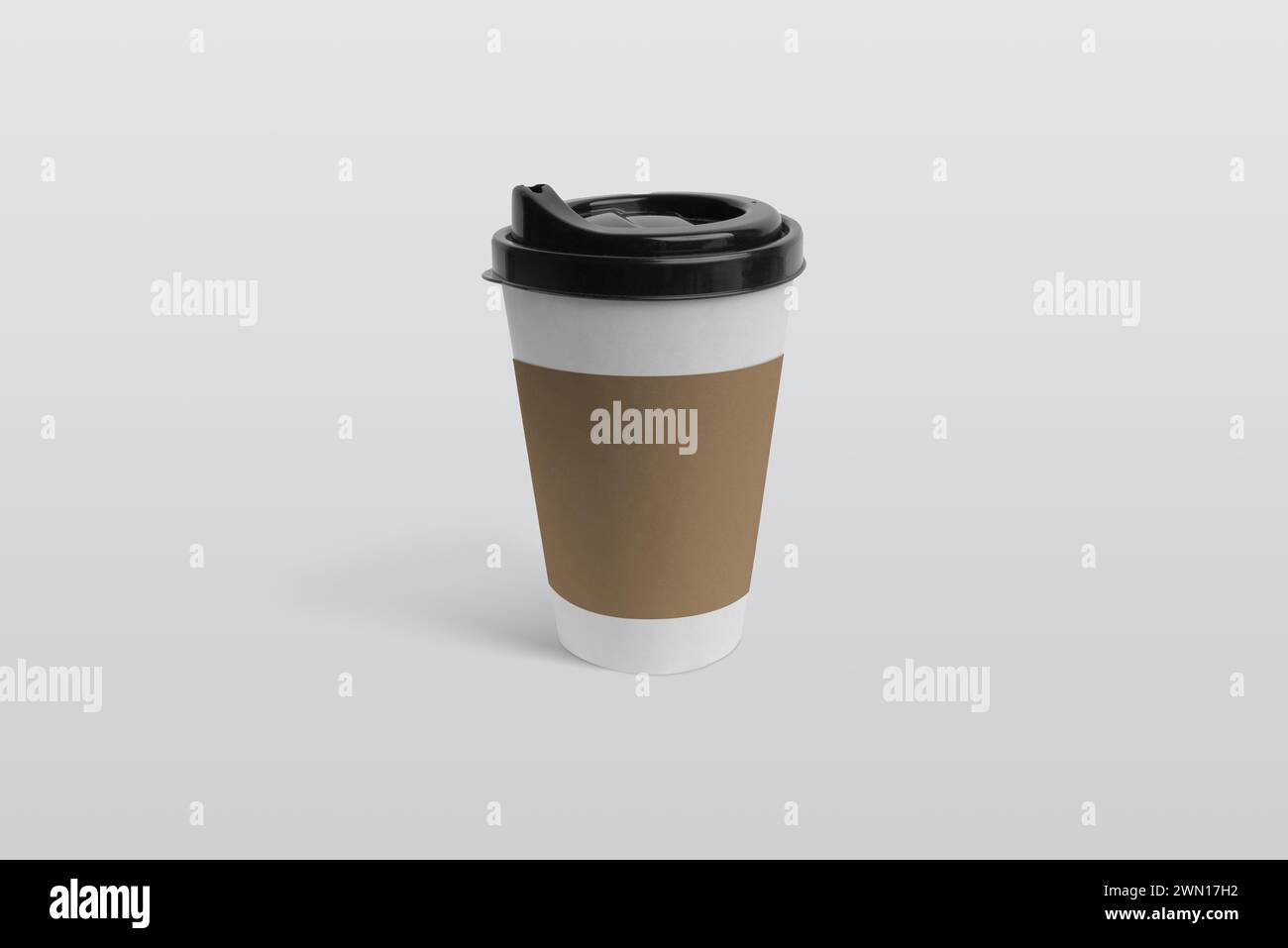 Pappbecher mit brauner Hülle auf weißer Oberfläche für Logo-Mockup Stockfoto