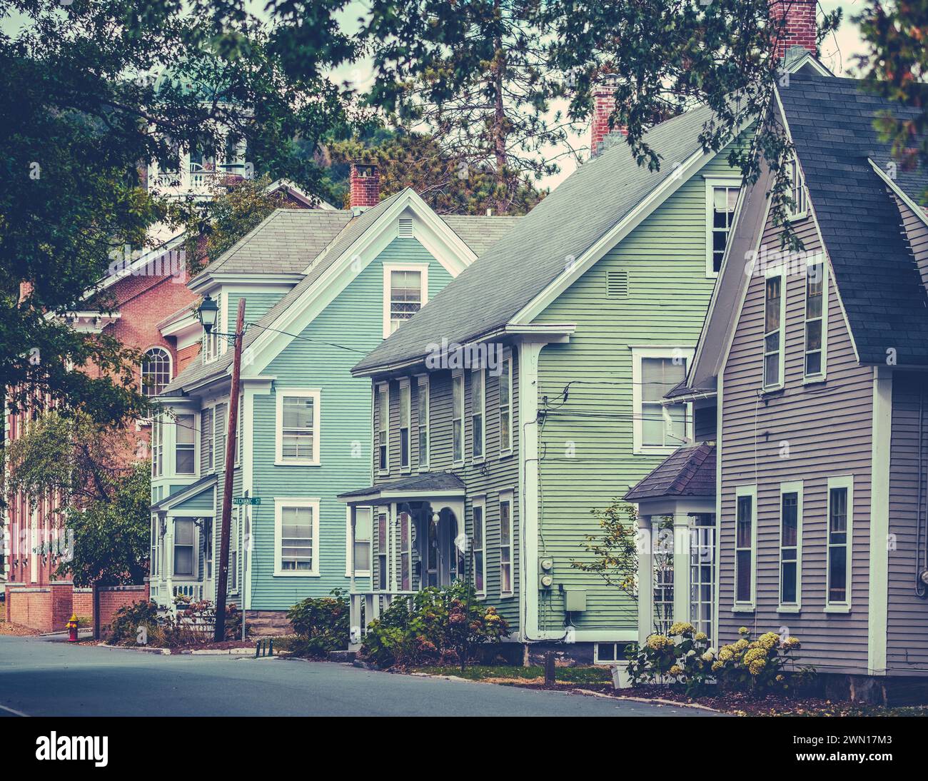 Bild im Retro-Stil von hübschen pastellfarbenen Häusern in Einer ländlichen Stadt in Vermont im Herbst Stockfoto