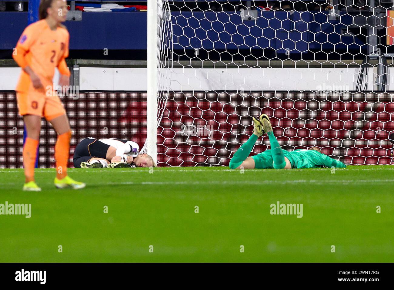 Heerenveen, Niederlande. Februar 2024. HEERENVEEN, NIEDERLANDE - 28. FEBRUAR: Lea Schüller aus Deutschland und Torhüterin Daphne van Domselaar aus den Niederlanden verletzten sich beim Spiel der UEFA Women's Nations League, dem dritten Platz zwischen den Niederlanden und Deutschland im Abe Lenstra Stadion am 28. Februar 2024 in Heerenveen, Niederlande. (Foto: Pieter van der Woude/Orange Pictures) Credit: Orange Pics BV/Alamy Live News Stockfoto