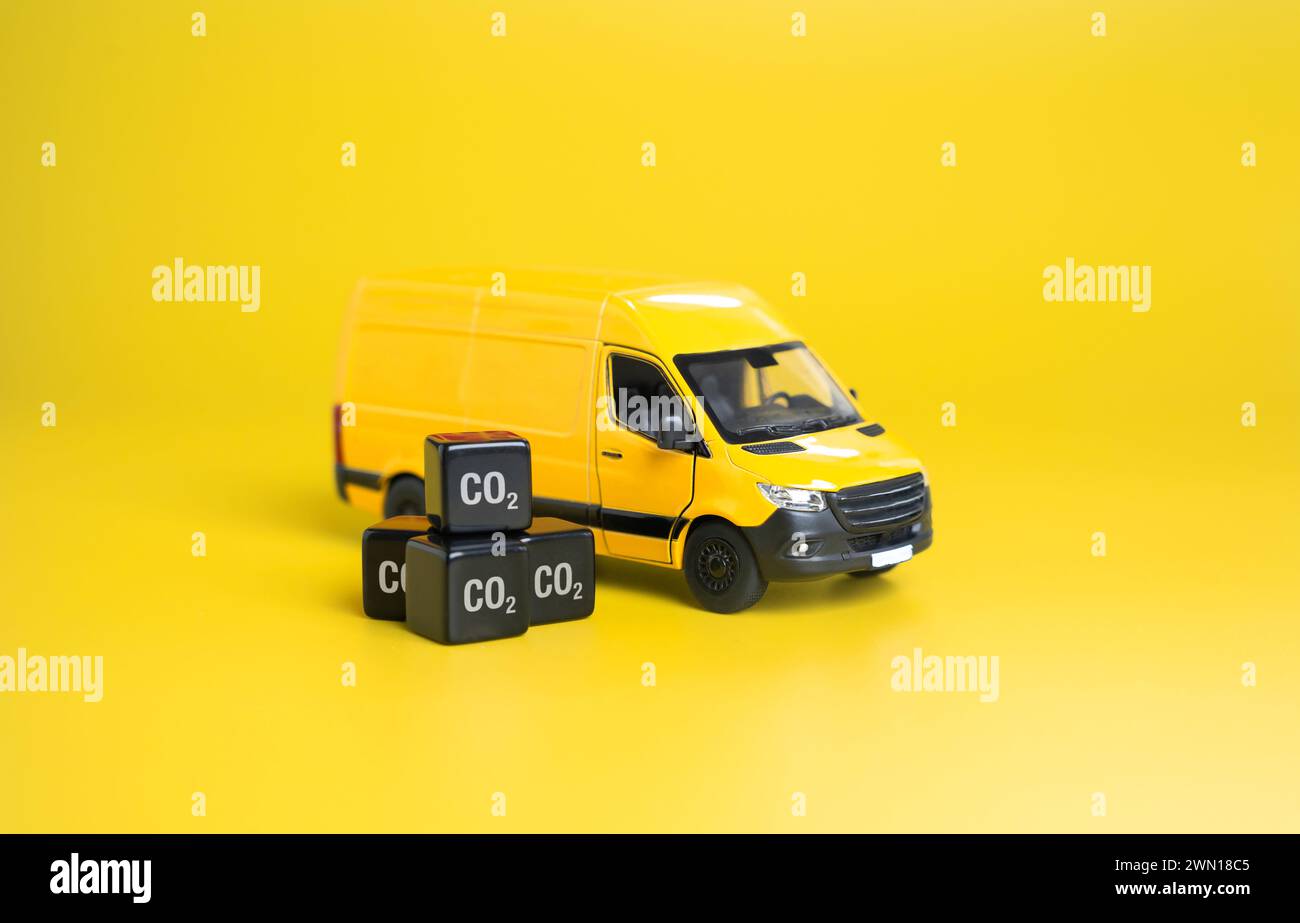 Lieferwagen und kubisches CO2-Gas. Der CO2-Fußabdruck der Logistikbranche. Globale CO2-Emissionen. Fossile Brennstoffe. Optimierung der Lieferwege, Elektri Stockfoto