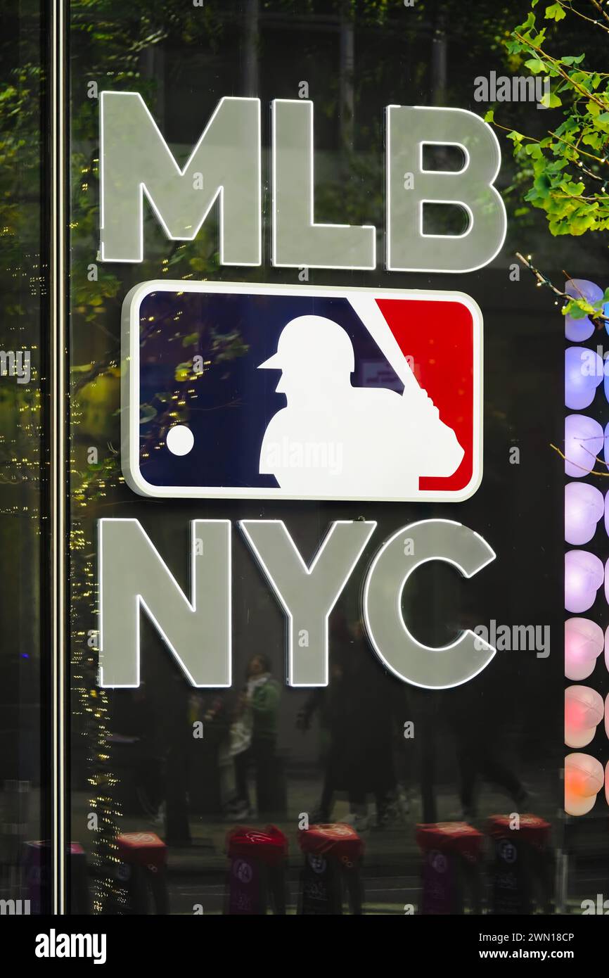 New York, NY - 23. November 2023: MLB Major League Baseball NYC Flagship Store in Manhattan Schaufenster mit offiziellem Logo Stockfoto