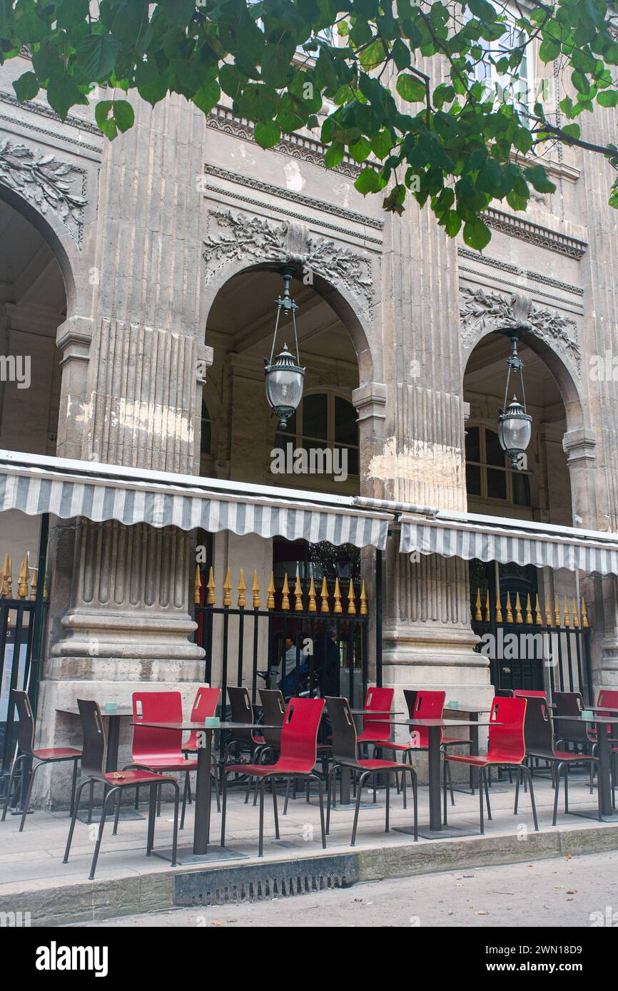 palais Royal Arkadencafé Restaurant mit roten Stühlen Stockfoto